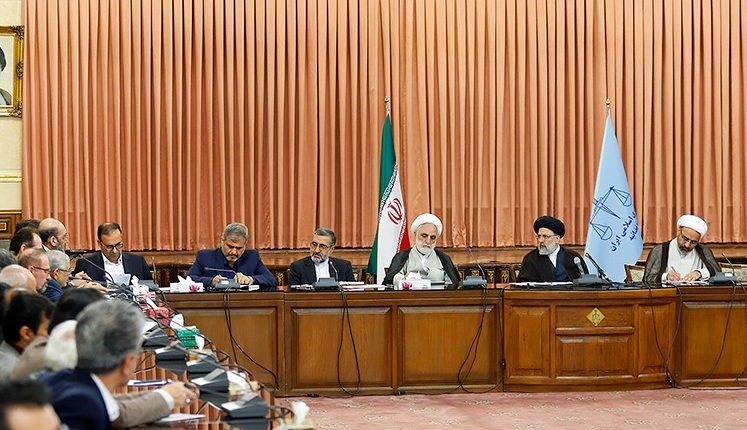 حقوق دانان چگونه قرار موقوفی تعقیب را تعریف می کنند ؟