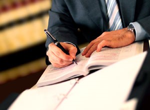 مدارک و شرایطی که برای رسیدگی به دعوای تنفیذ وصیت‌نامه در دادگاه و مراجع قانونی لازم است؟