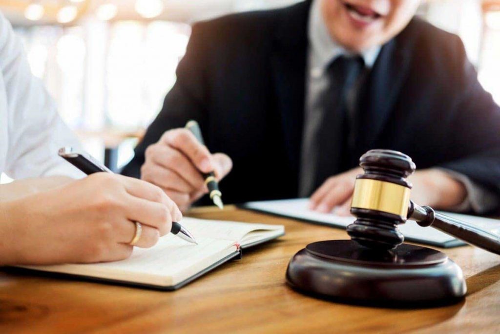 خصوصیات مهمی که یک وکیل باید داشته باشد شامل چه مواردی می شود؟