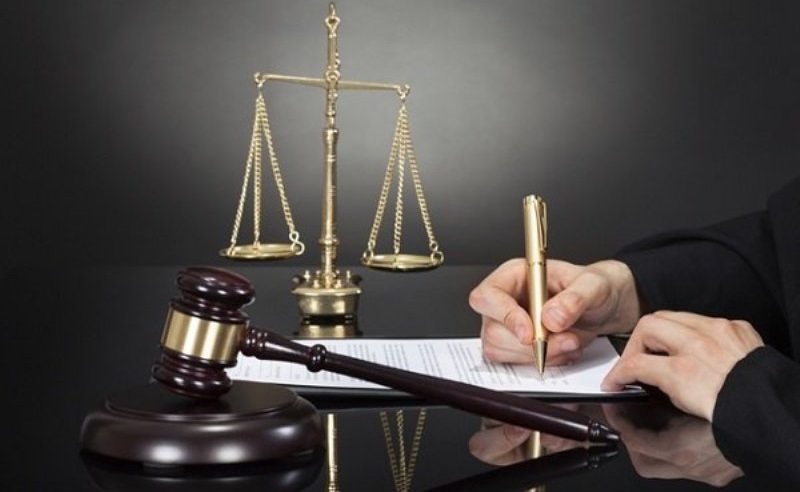 ۴- به غیر از وکیل دادگستری چه افرادی در دفاتر وکالت مشغول به کار هستند و باید دارای چه شرایطی باشند؟