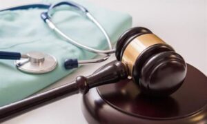  مزایای مراجعه به وکیل شکایت از پزشک